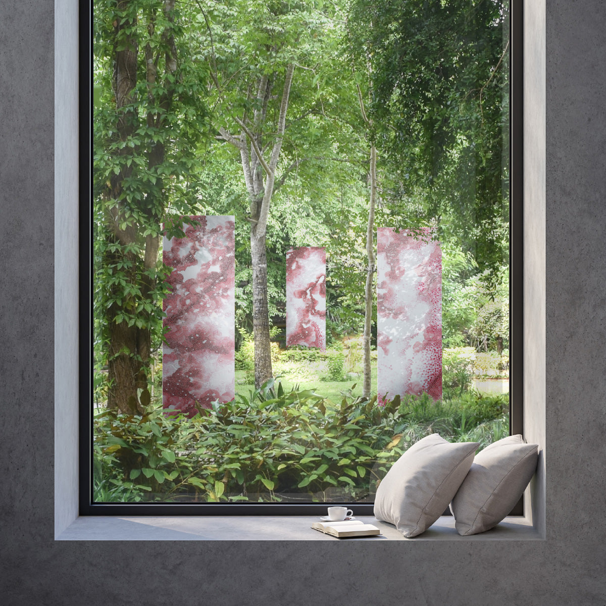 Drei rote Kunst Elemente der Künstlerin Laura Günther in einem garten, mit Blick durch das Fenster eines Hauses.