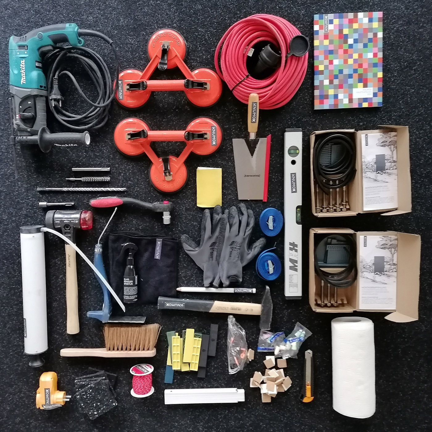 Übersicht über alle in der Montagebox enthaltenen Werkzeuge und Hilfsmittel.