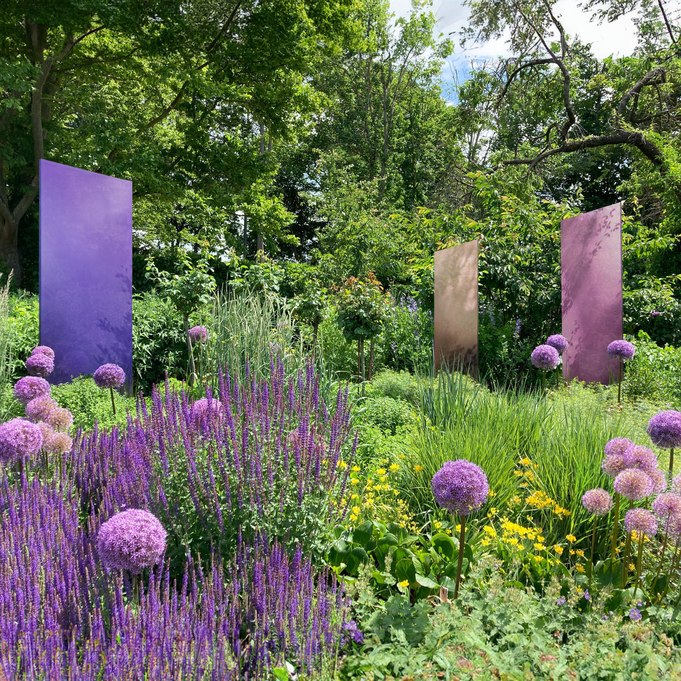 KNUMOX-Glasdesignstelen in den Farben violett, rosa und beige stehen in einer üppigen Vielfalt an Pflanzen.