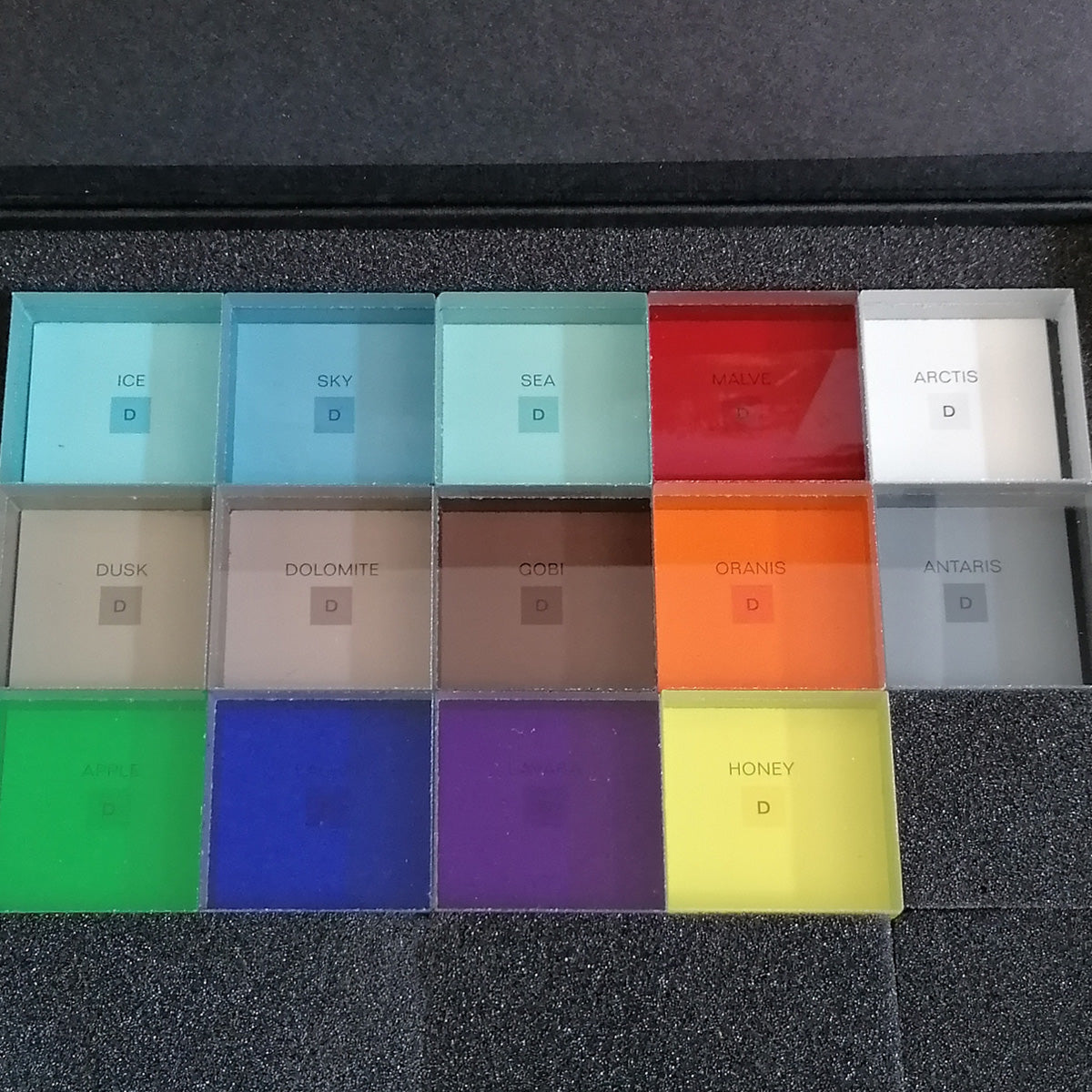 Foto der Pixelbox mit allen durchlässigen Pixelmustern im Format 4x4 cm.