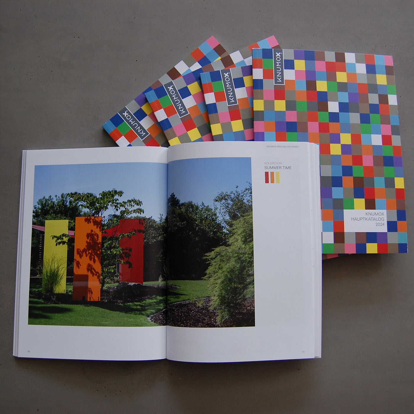 Foto des aktuellen aufgeschlagenen KNUMOX Kataloges.