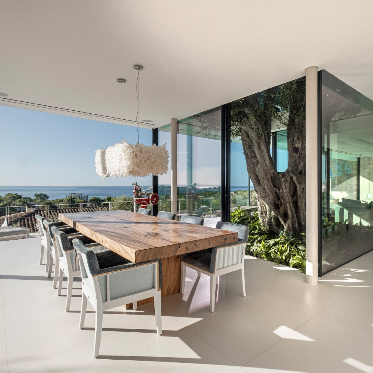 Spektakuläre Terrasse mit Baum, designed und umgesetzt von Jardins de Tramuntana.