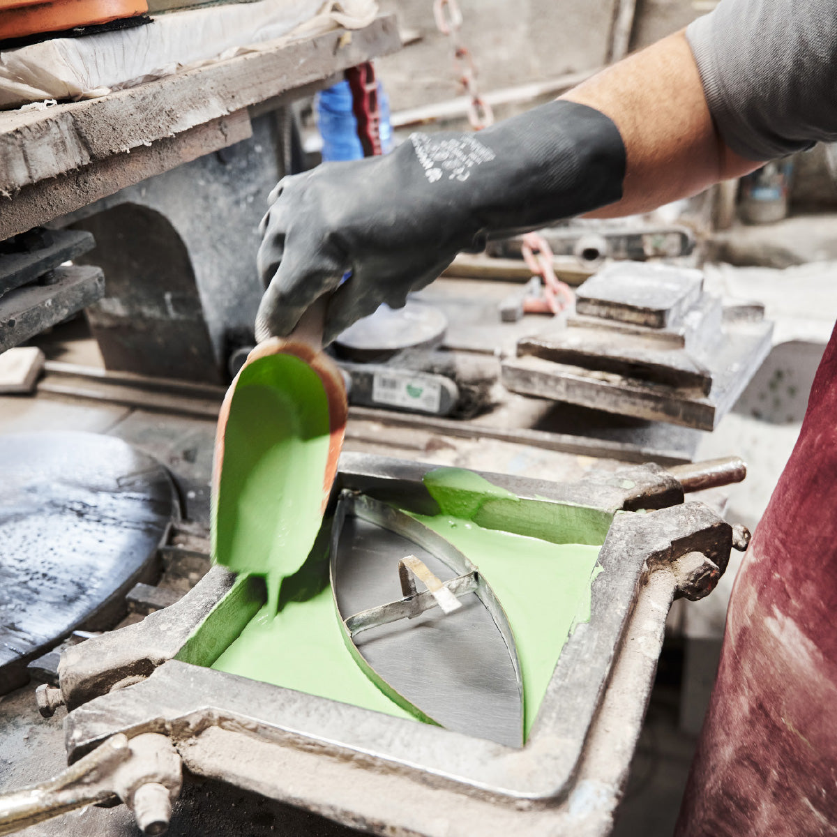 Mitarbeiter der  Fließenmanufaktur Huguet in Mallorca stellt eine Fließe her.
