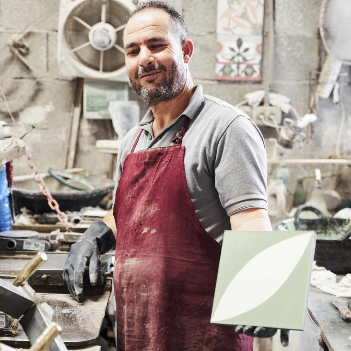 Mitarbeiter der  Fließenmanufaktur Huguet in Mallorca zeigt eine fertige Fließe.