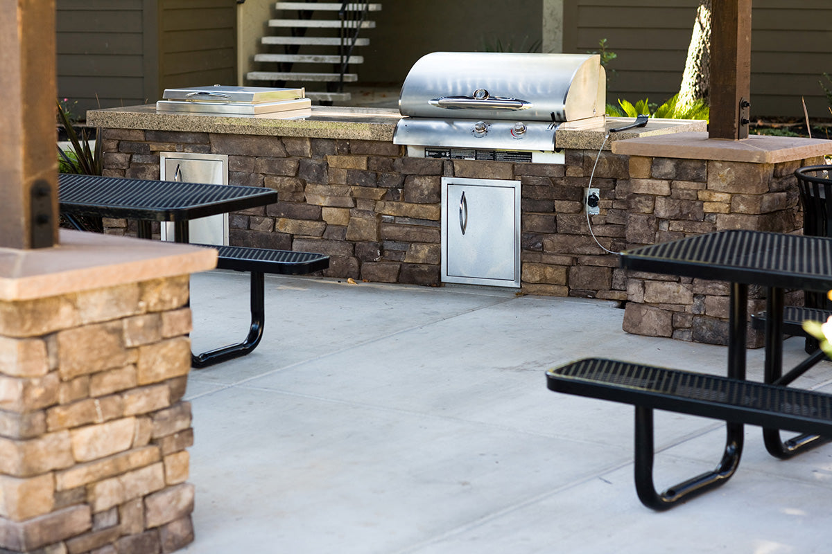 grill mit mauer im aussenbereich